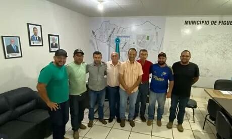 Imagem de compartilhamento para o artigo Prefeito Juvenal Consolaro recebe transportadores escolares para dialogar sobre melhorias das estradas em Figueirão da MS Todo dia